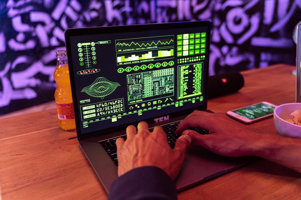 Sursa foto:https://www.pexels.com/photo/person-playing-game-on-black-laptop-computer-5475757/